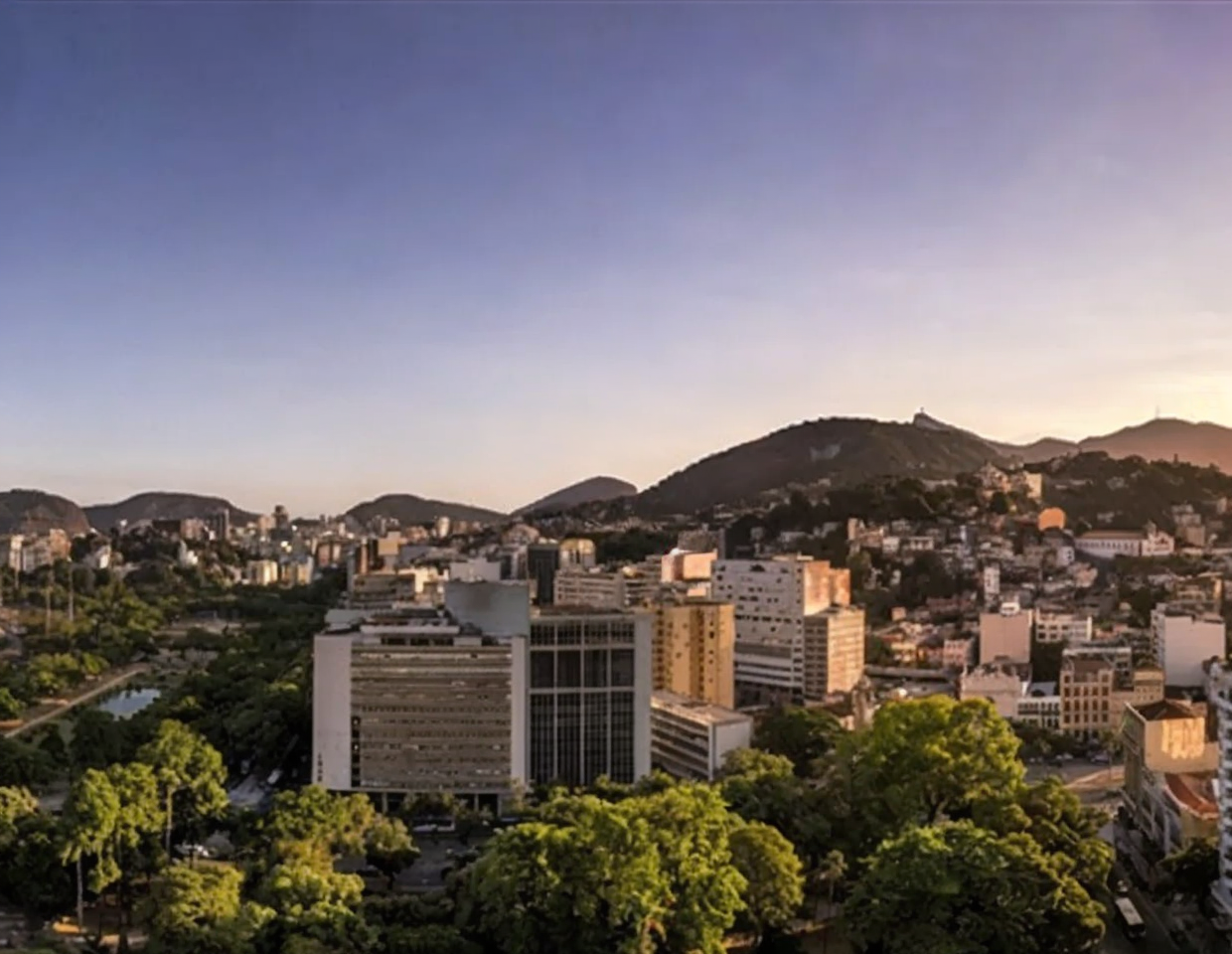 Espaço de coworking e sala de reuniões para home office integrada no condomínio ORA Studios Centro.