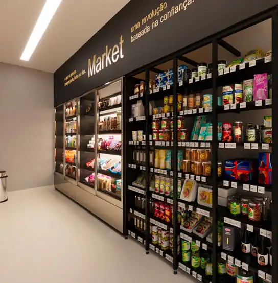 Suíte com closet e acabamento em porcelanato no Estação Botafogo Residencial.
