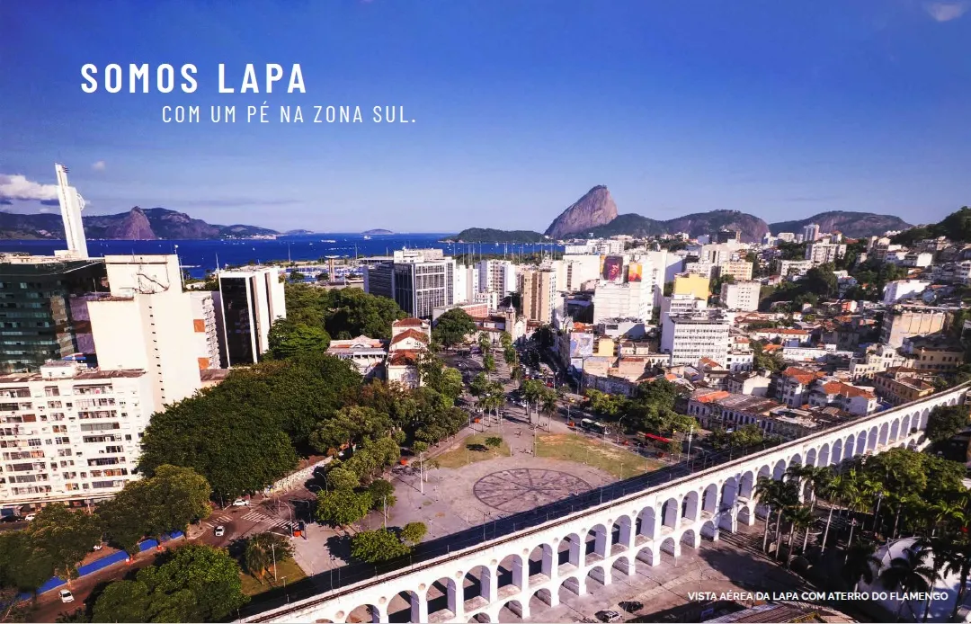 Fachada moderna do edifício residencial Somos Lapa na Rua Riachuelo, Centro do Rio de Janeiro.