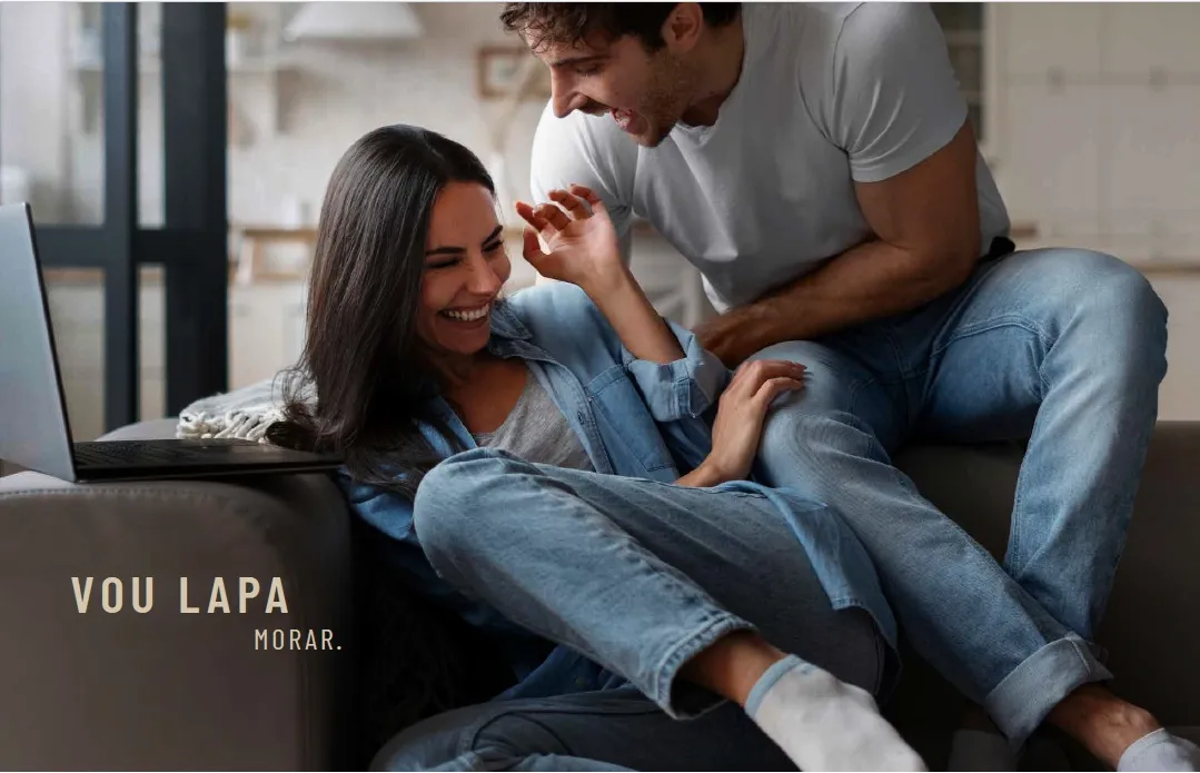 Quarto de casal planejado com design funcional no condomínio Somos Lapa na Rua Riachuelo.